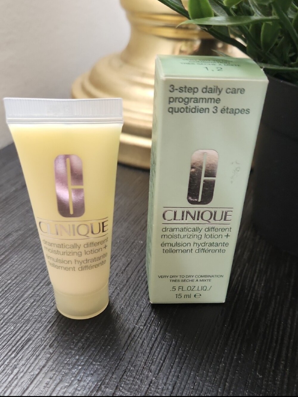 Clinique Dramatically Different Moisturuzing Lotion Travel Size - Picture 2 of 3